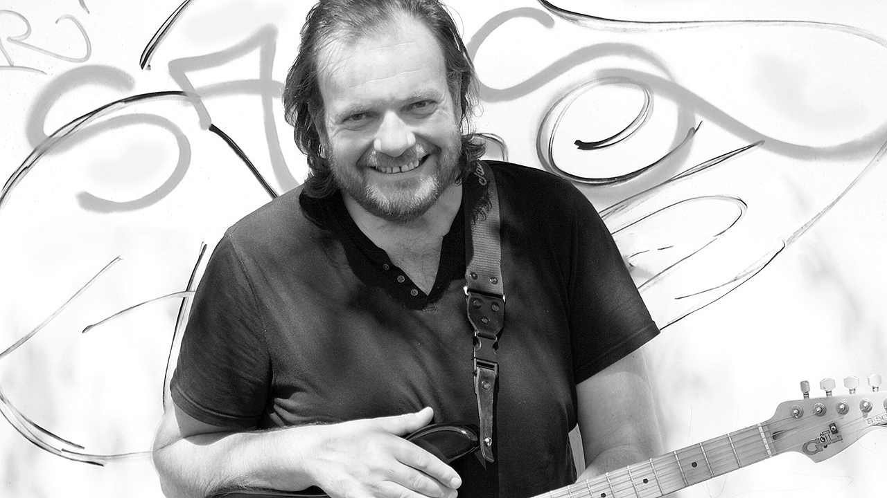 Hannes Kasehs mit E-Gitarre